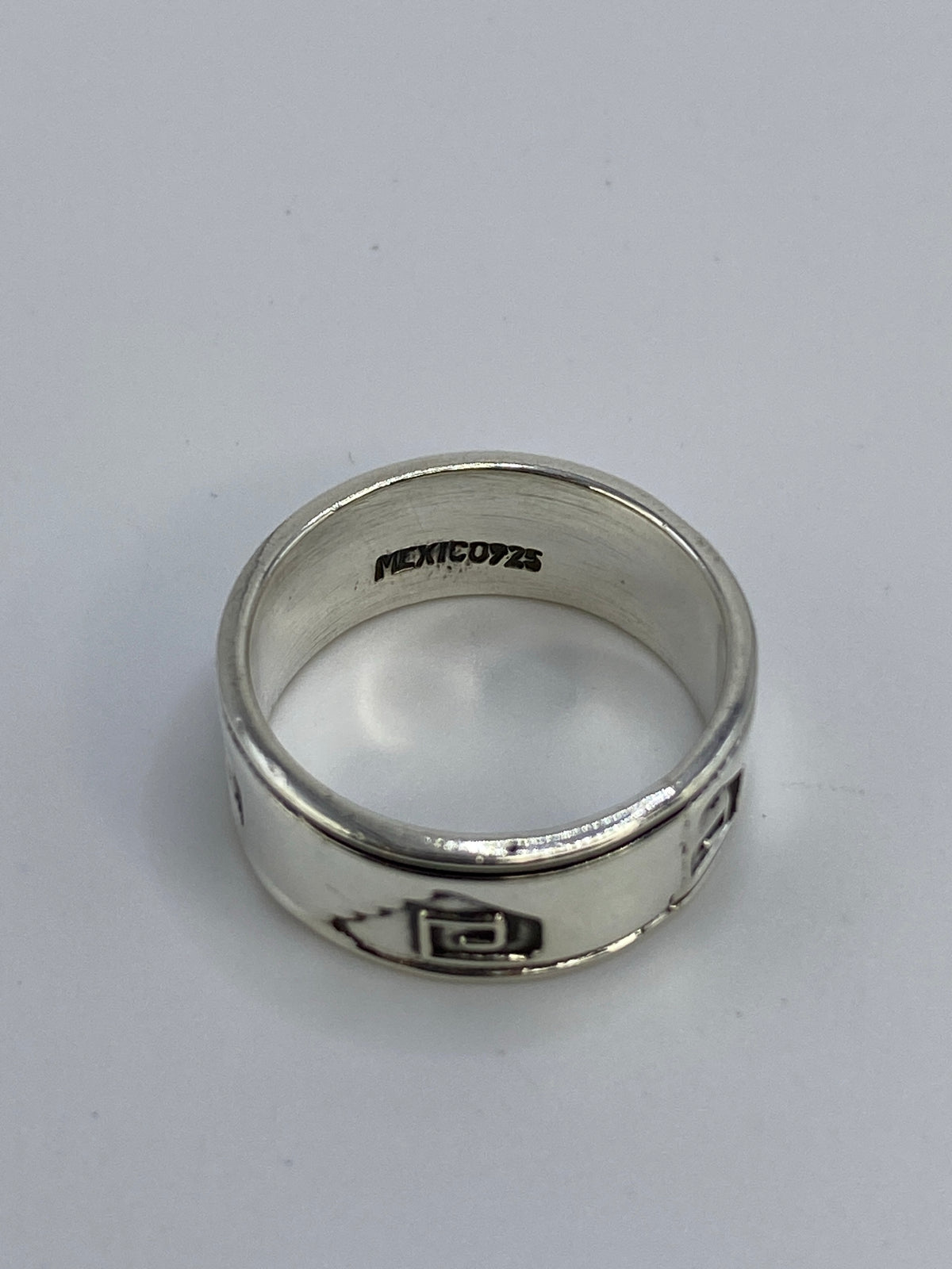 Anillo puesto en dedo, diseño prehispánico de Taxco en tono plateado satinado
