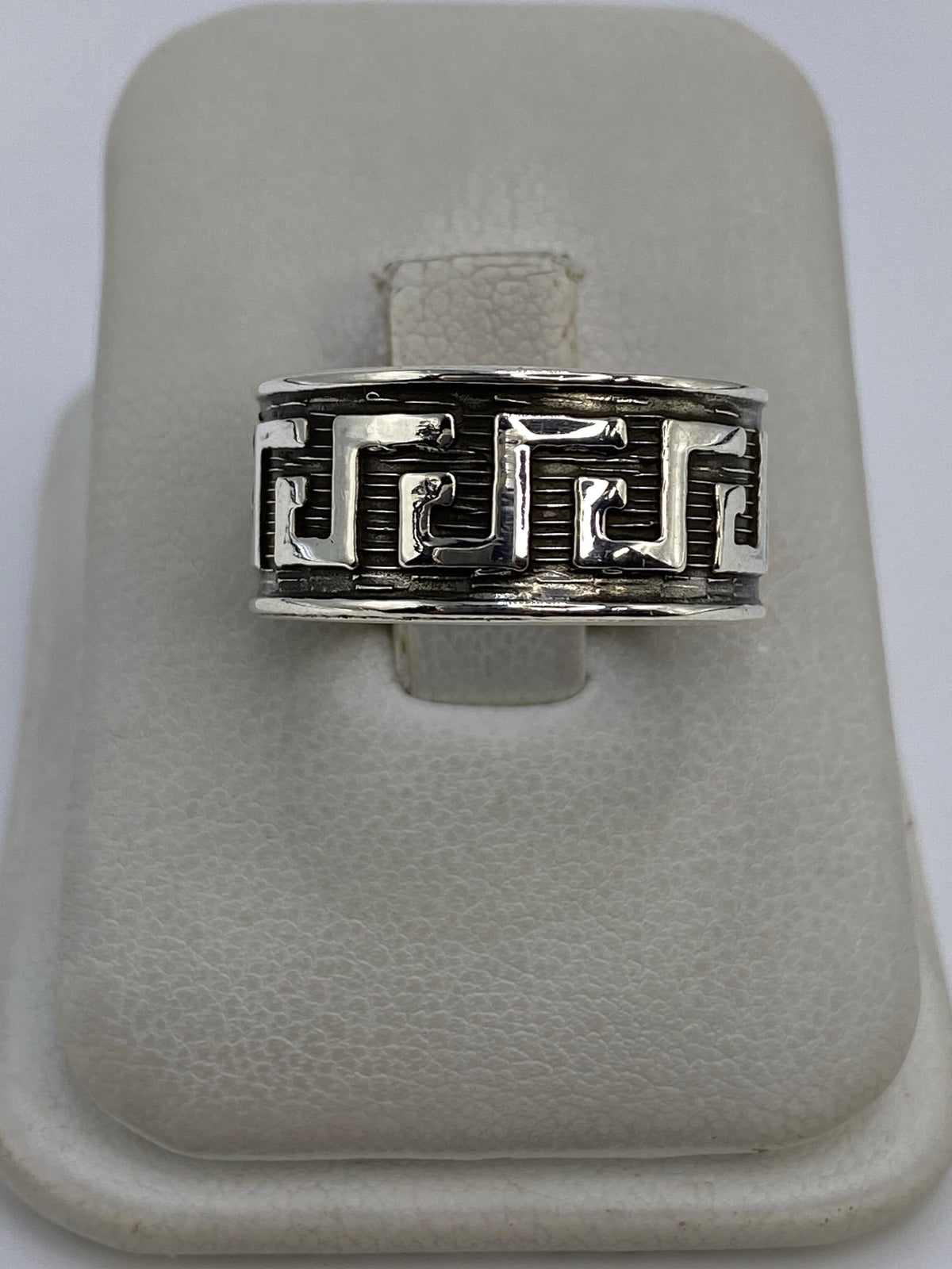 Anillo de plata repujado con patrón geométrico prehispánico en talla 8