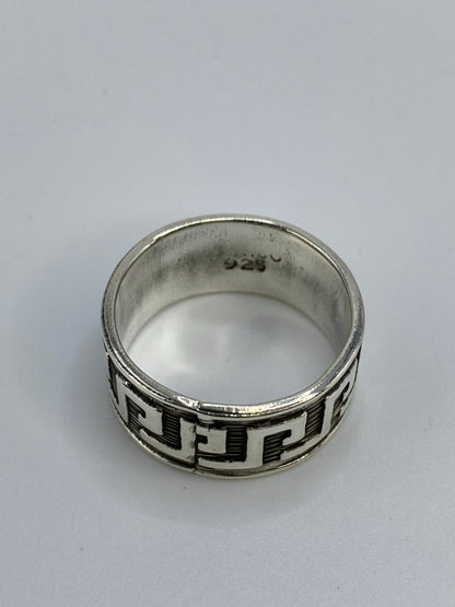 Anillo en la mano mostrando el diseño geométrico y el acabado artesanal