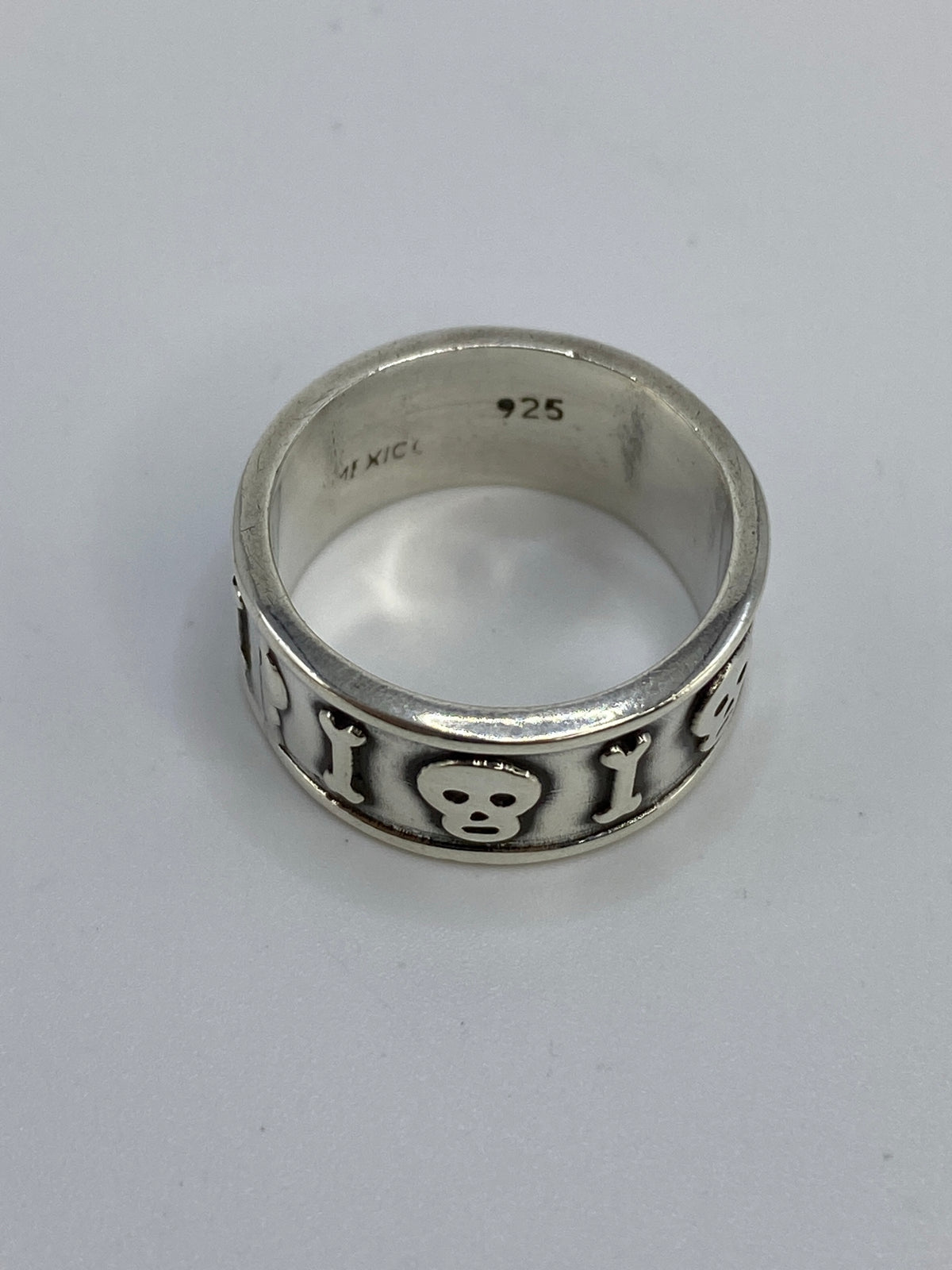Vista interior del anillo con marca 925 y detalles del repujado de Taxco
