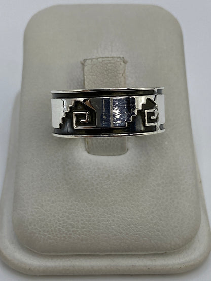 Anillo de plata repujado con motivo prehispánico geométrico en tono oscurecido