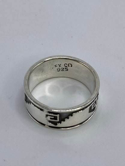Anillo puesto en dedo mostrando escala y brillo de la plata