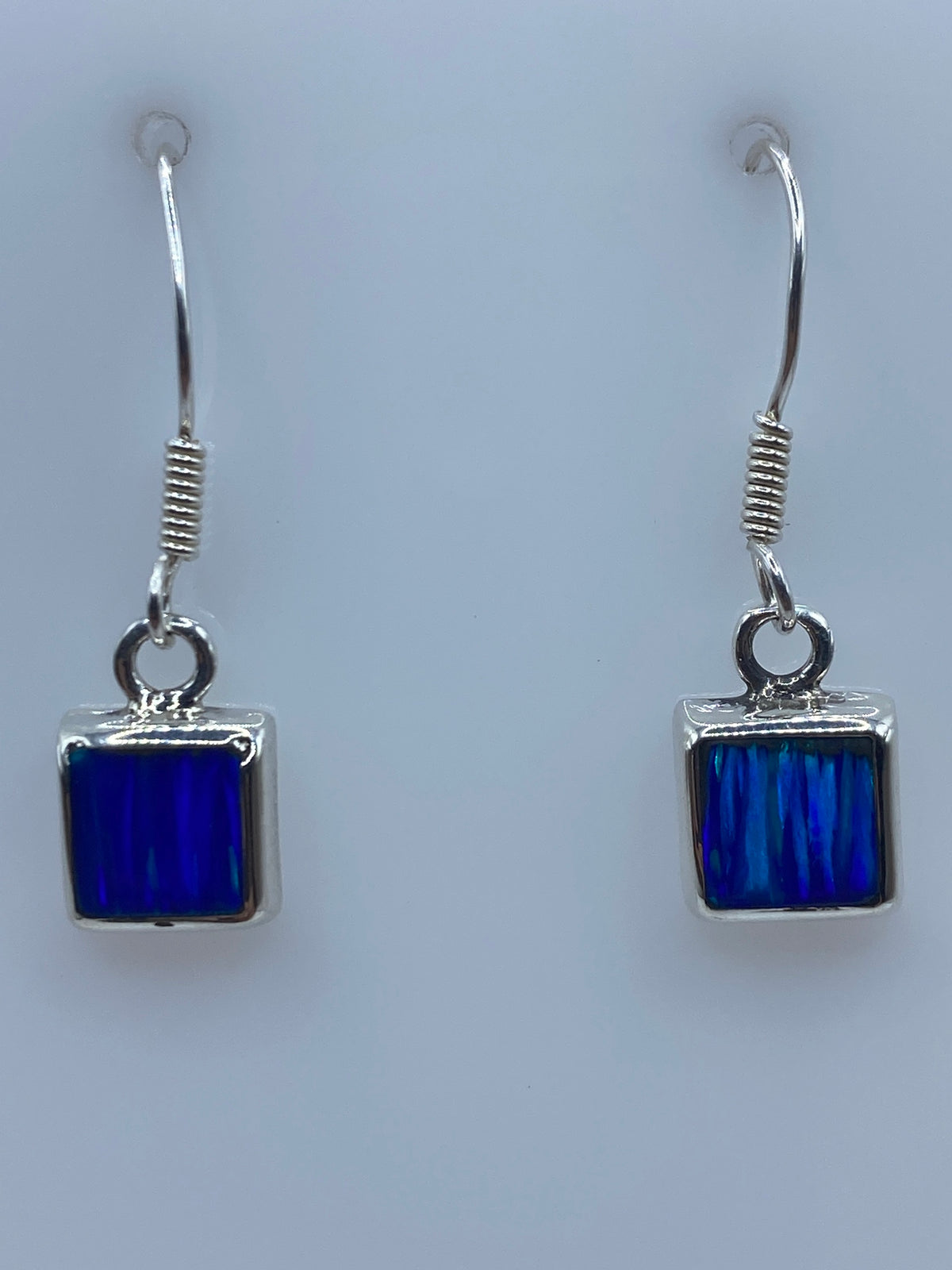 Par de aretes cuadrados de plata 925 con opalo de fuego azul, vista frontal