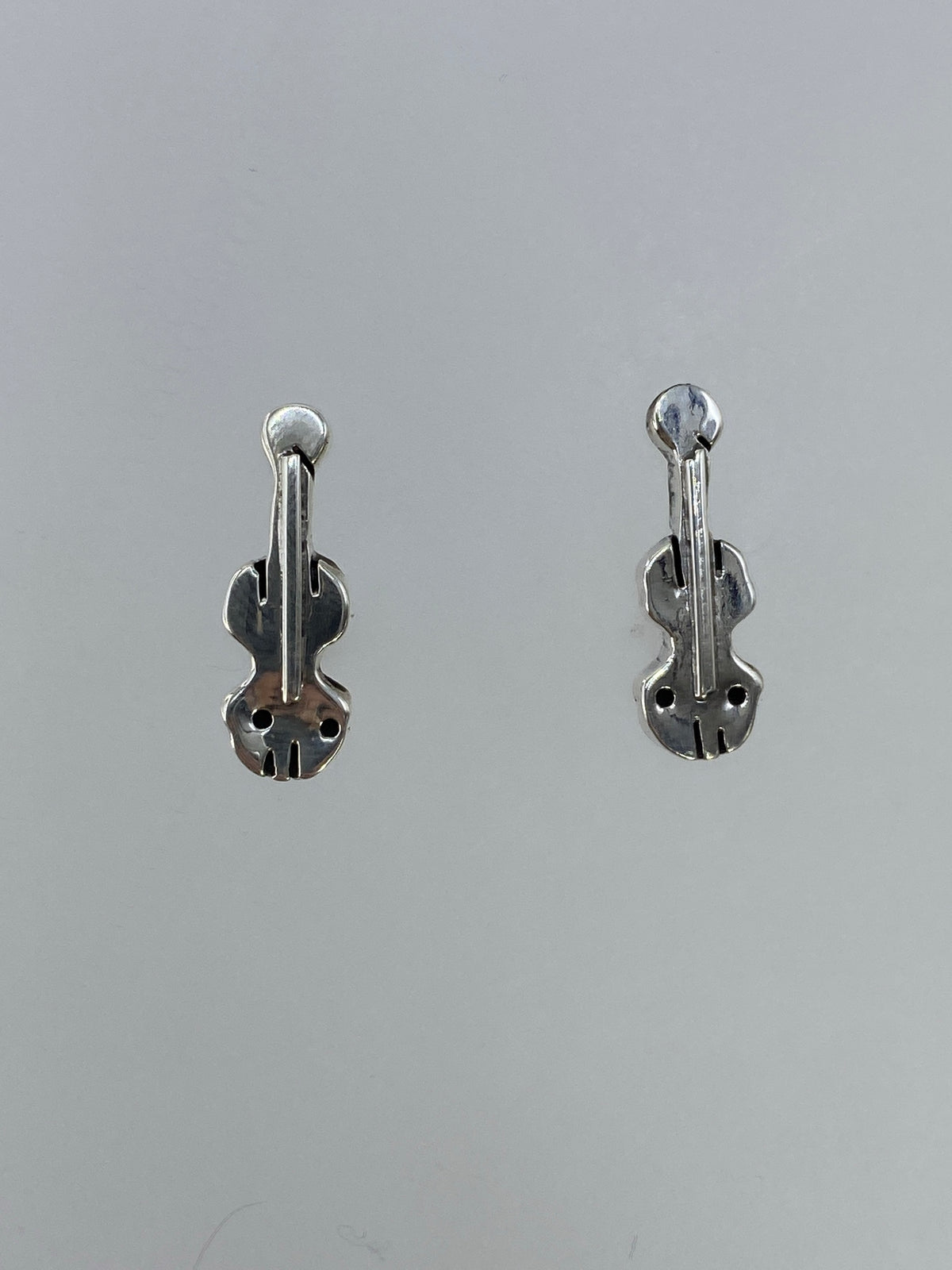 Vista frontal de los aretes cartoneado con volumen 3D
