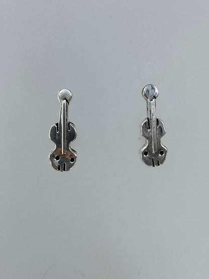 Vista frontal de los aretes cartoneado con volumen 3D