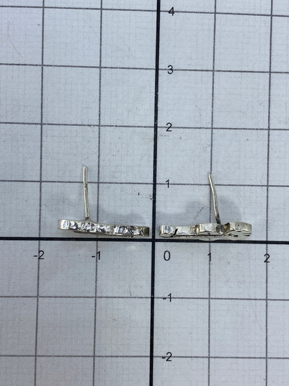 Aretes sobre fondo blanco mostrando el Quinto 925