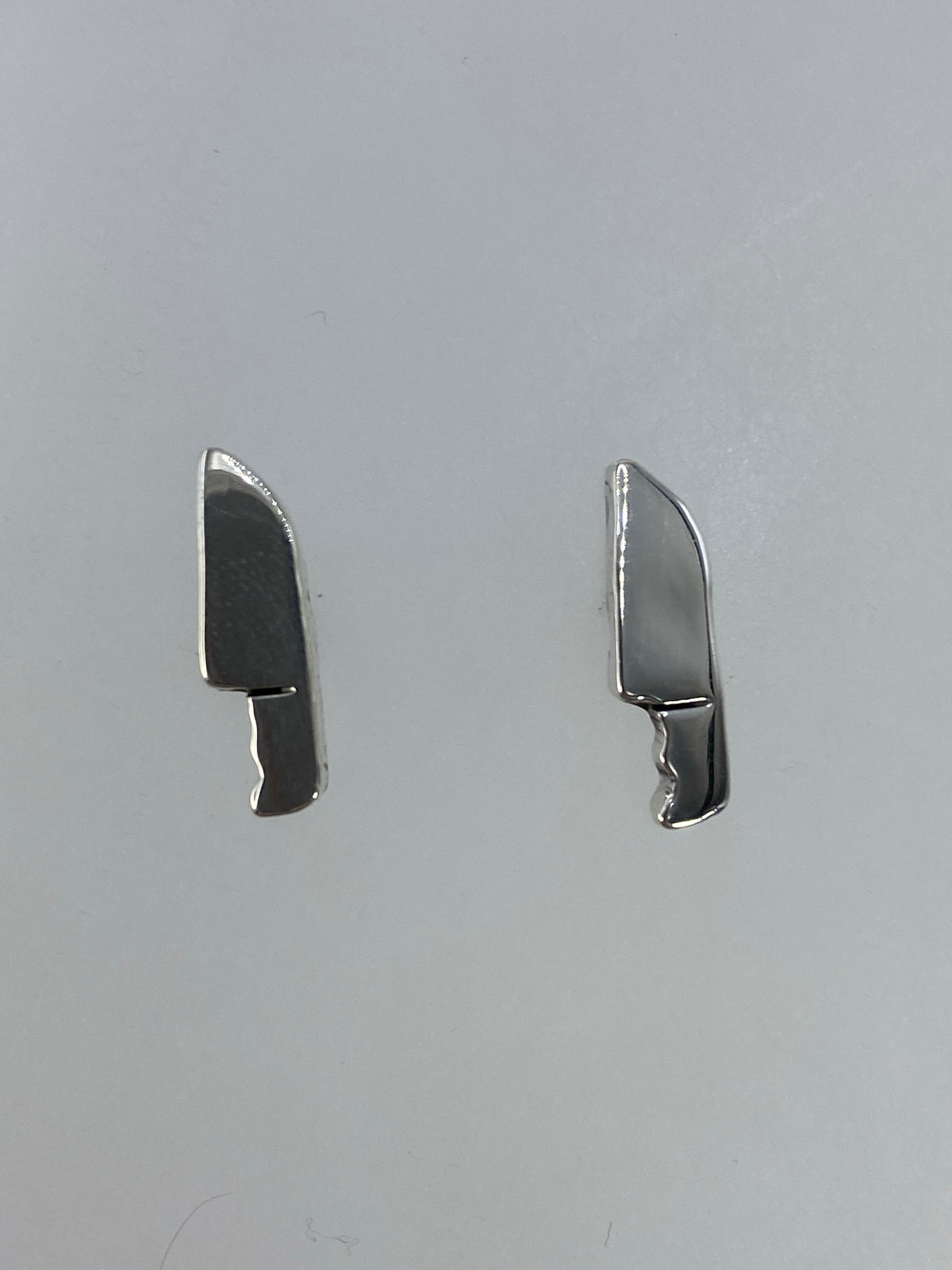 Arete individual de plata cartoneada mostrando la técnica artesanal de volumen