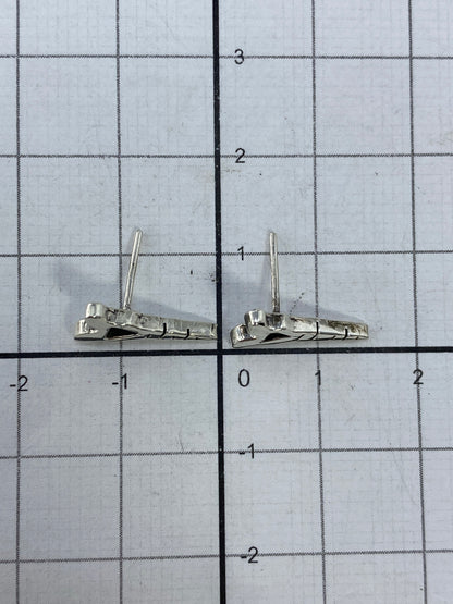 Aretes puestos en oreja, demostrando el tamaño delicado de 1.1 cm