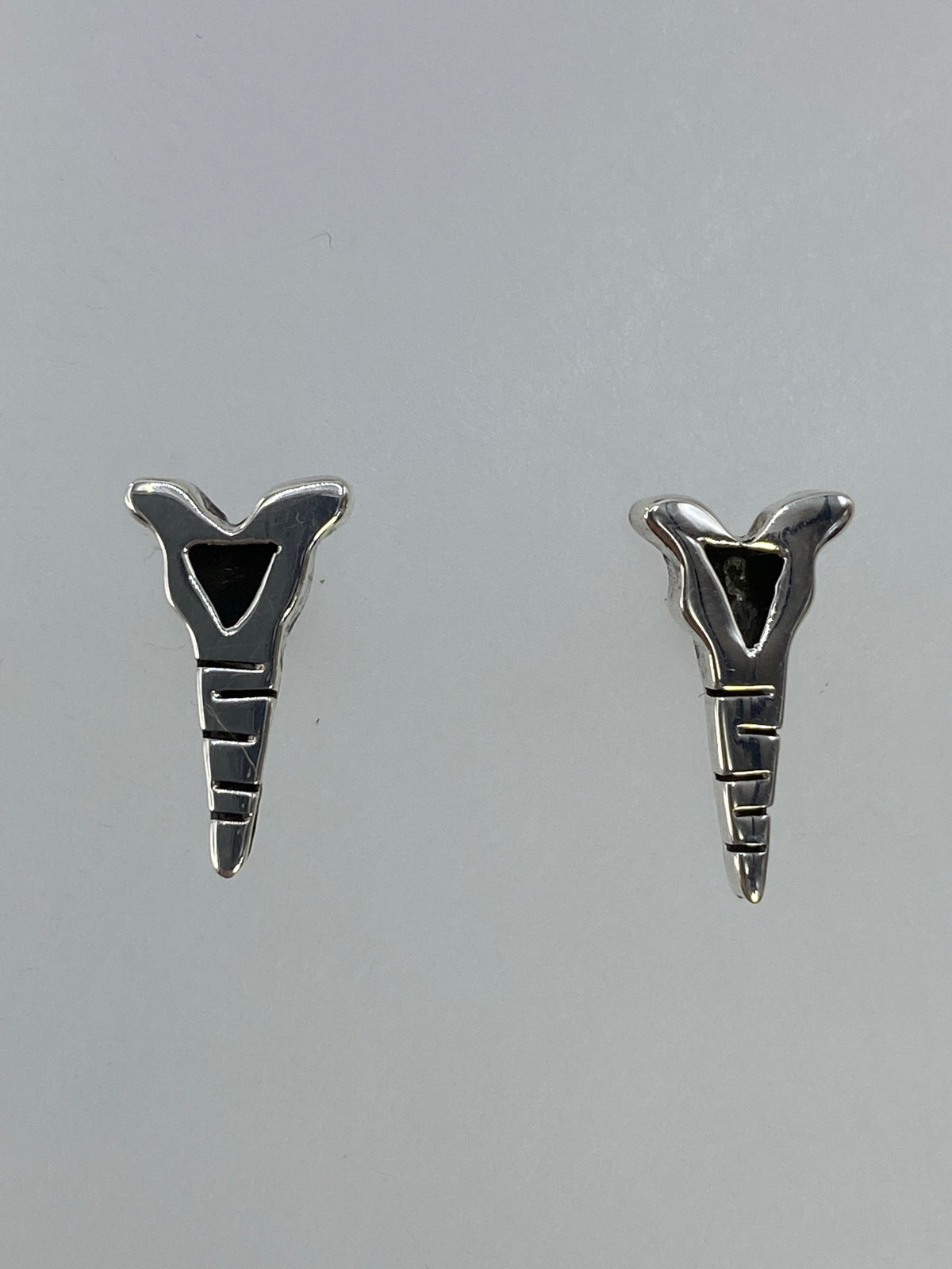 Par de aretes de plata 925 en cartoneado con forma triangular geométrica