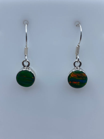 Detalle del ópalo de fuego con reflejos verdes y amarillos engastado en plata 950