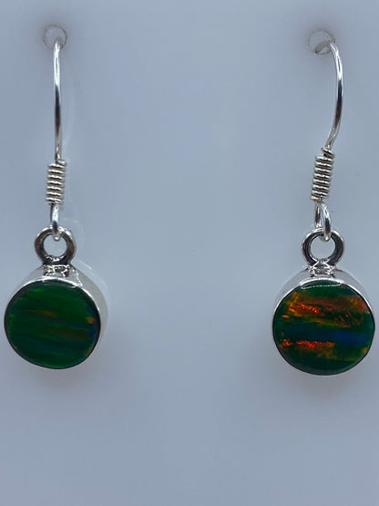 Aretes colocados lado a lado mostrando el color verde limón del ópalo