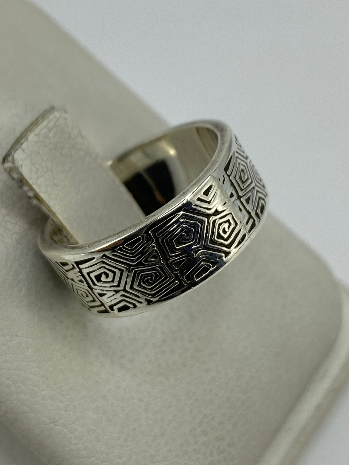 Anillo de perfil mostrando el contraste entre áreas brillantes y texturadas