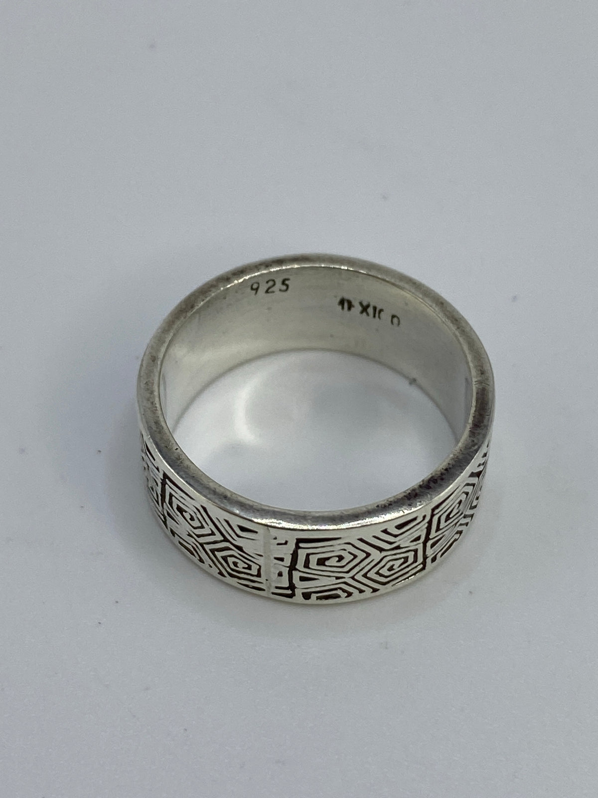 Anillo sobre fondo blanco con el Quinto 925 visible en el interior
