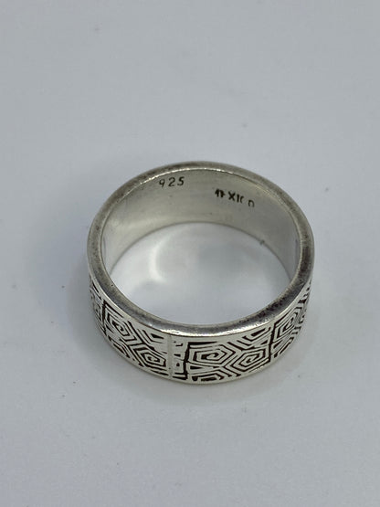 Anillo sobre fondo blanco con el Quinto 925 visible en el interior