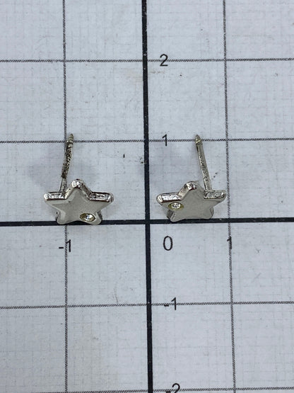 Medida de los aretes junto a regla: 1 cm cada uno
