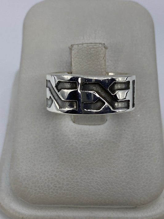 Anillo de plata 925 con eslabones geométricos en relieve, visto de frente