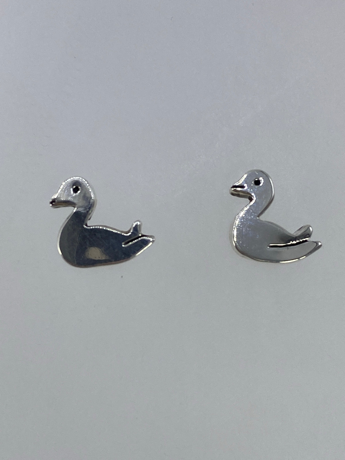Par de aretes de plata minimalistas en cartoneado de Taxco, vista frontal