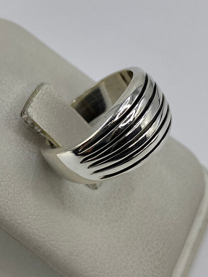 Detalle del anillo en la mano: Quinto 925 grabado en el interior