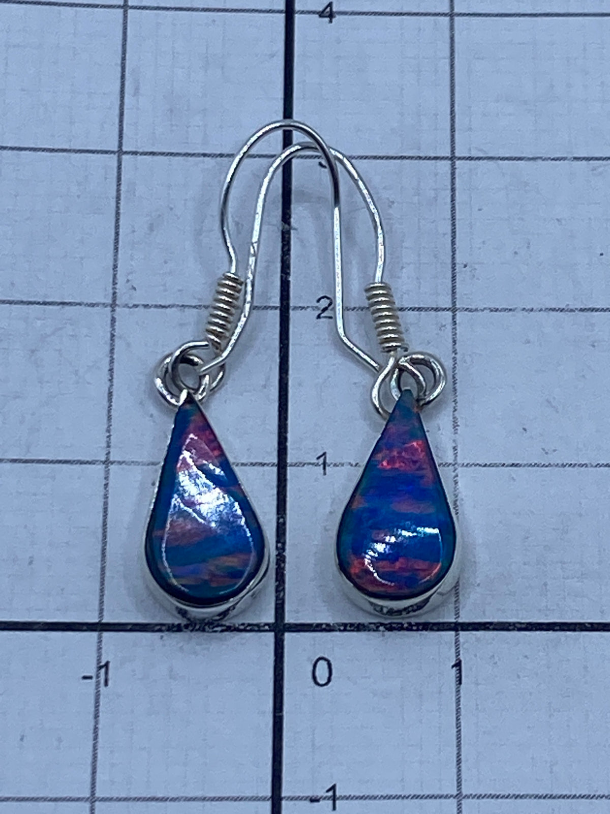 Aretes medidos en escala: 3 cm de largo incluyendo gancho