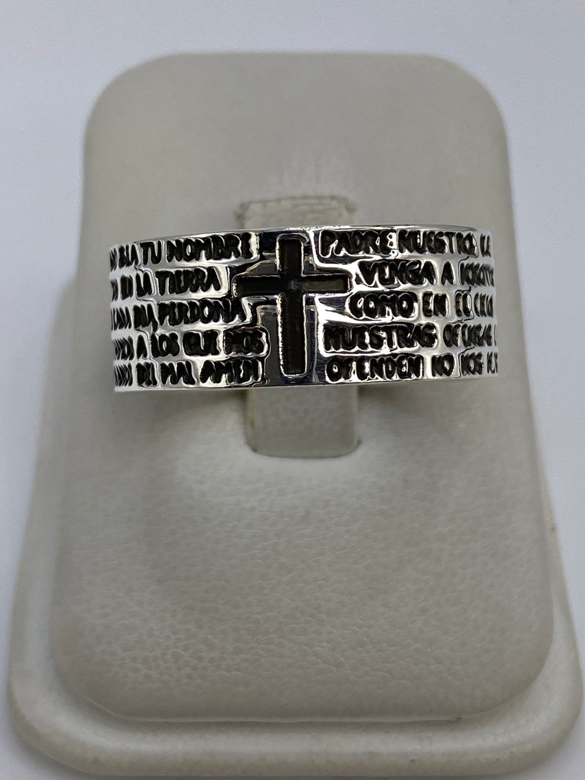 Anillo de plata 925 con grabado religioso en talla 13, vista frontal mostrando el texto grabado