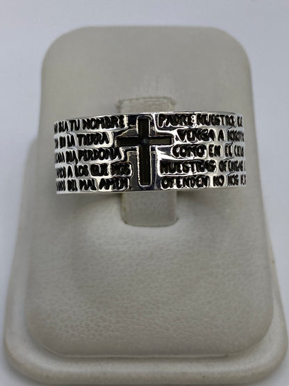 Anillo de plata 925 con grabado religioso en talla 13, vista frontal mostrando el texto grabado