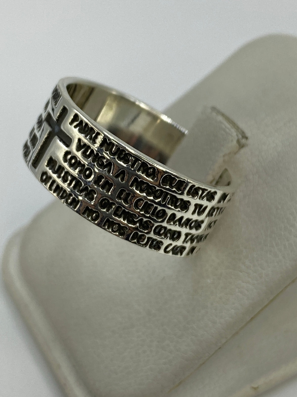 Anillo en la mano mostrando el peso y el Quinto 925