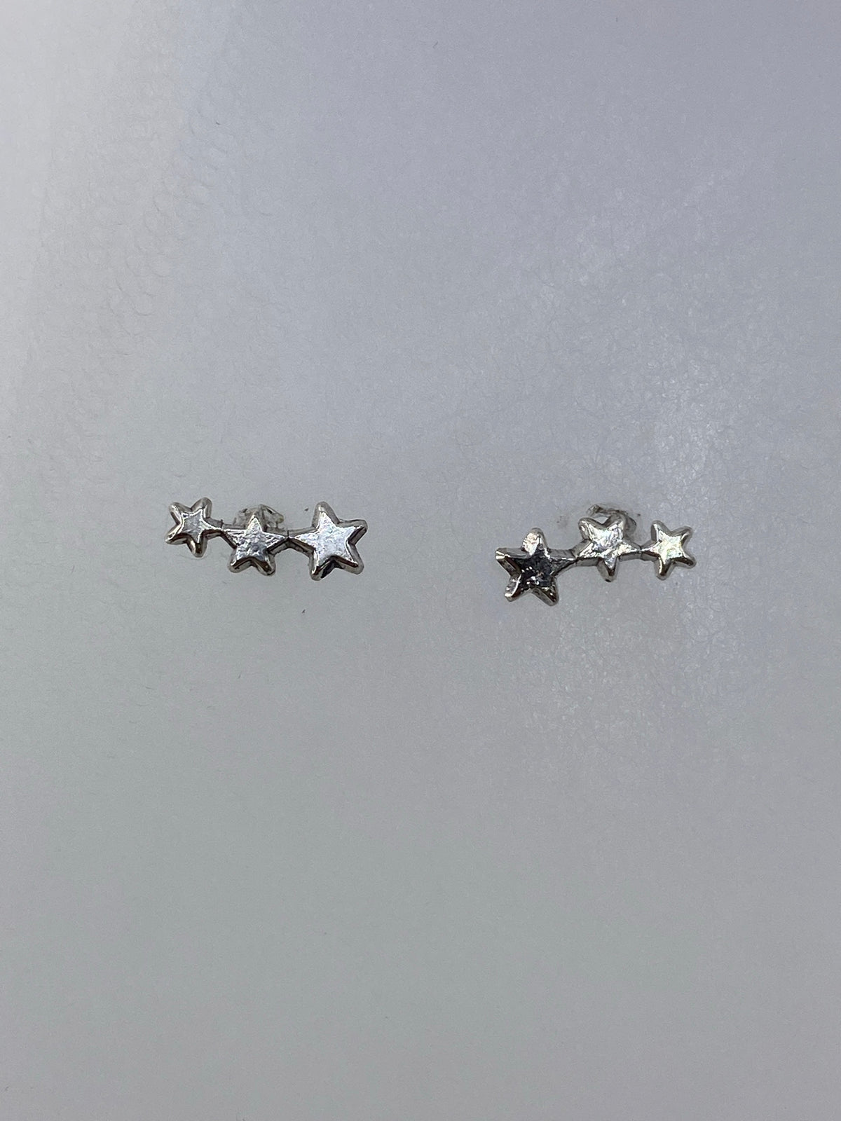 Detalle de los aretes mostrando el volumen y acabado pulido en plata 925