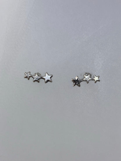 Detalle de los aretes mostrando el volumen y acabado pulido en plata 925