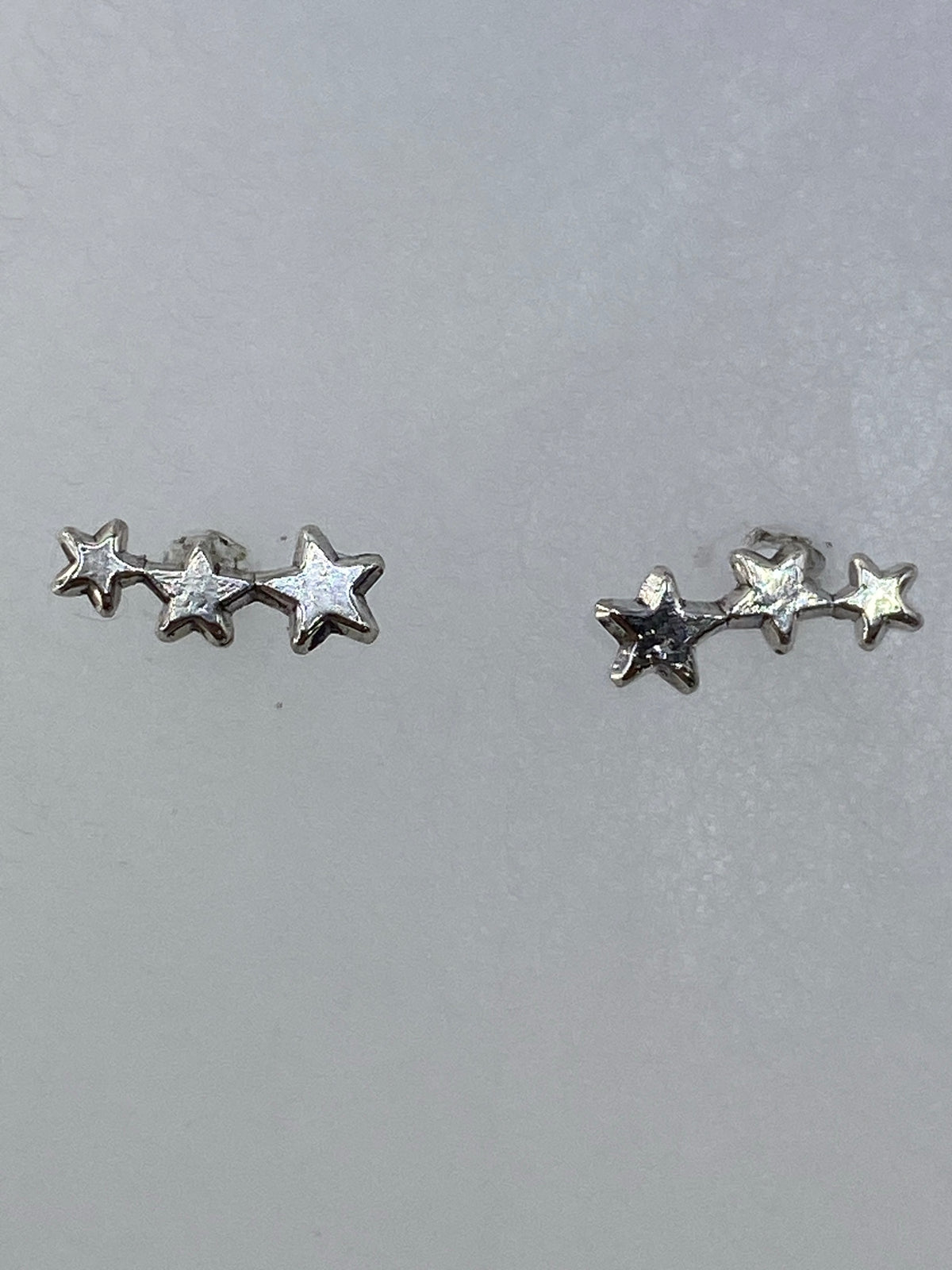 Aretes colocados sobre escala métrica mostrando tamaño de 1 cm