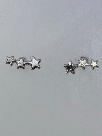 Aretes colocados sobre escala métrica mostrando tamaño de 1 cm