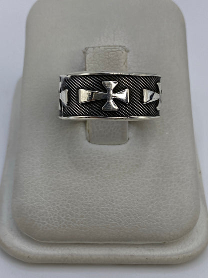 Anillo de plata 925 con cruces religiosas en relieve repujado, sobre fondo neutro