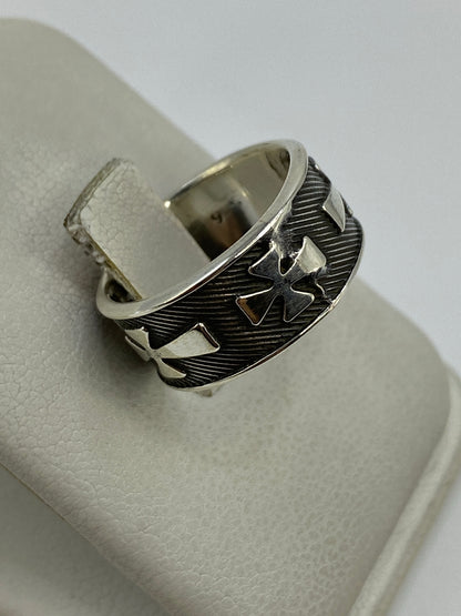 Anillo puesto en dedo, diseño religioso en relieve visible