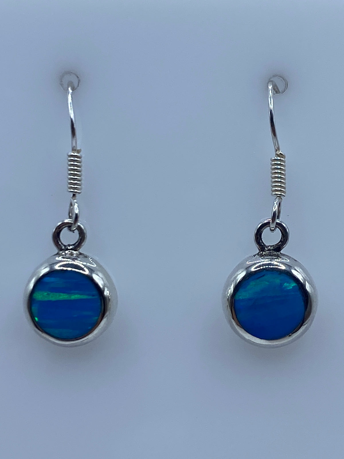 Par de aretes de plata con ópalo de fuego azul cielo engastados a mano