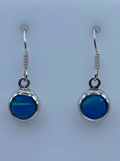 Par de aretes de plata con ópalo de fuego azul cielo engastados a mano