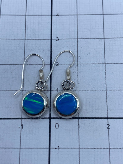 Aretes sobre fondo blanco mostrando la marca del Quinto 950