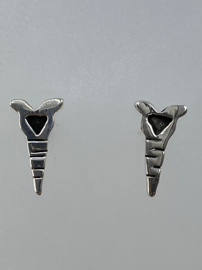 Aretes de plata colgando, vista lateral del diseño geométrico