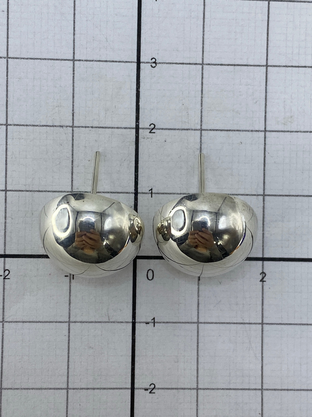 Aretes sobre regla mostrando 1.5 cm de largo y el Quinto 925 estampado