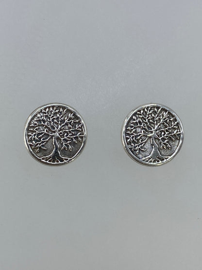 Par de aretes pequeños de plata 925 con diseño del árbol de la vida en relieve