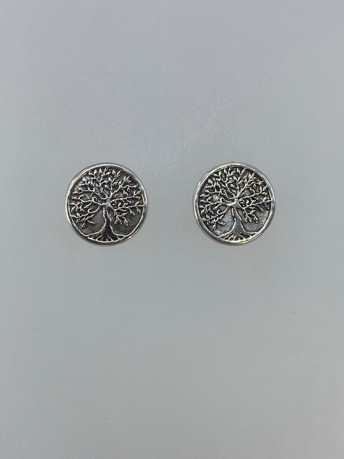 Arete individual mostrando el árbol de la vida en fundición de plata de Taxco