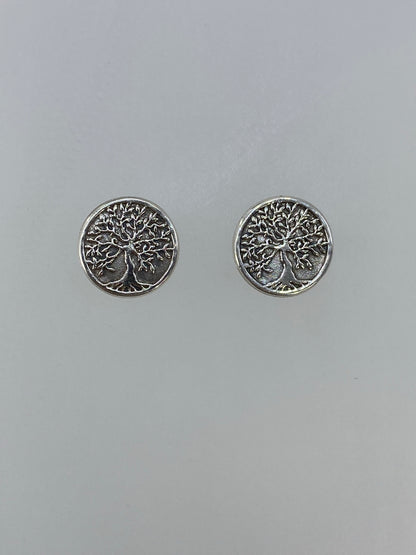 Arete individual mostrando el árbol de la vida en fundición de plata de Taxco