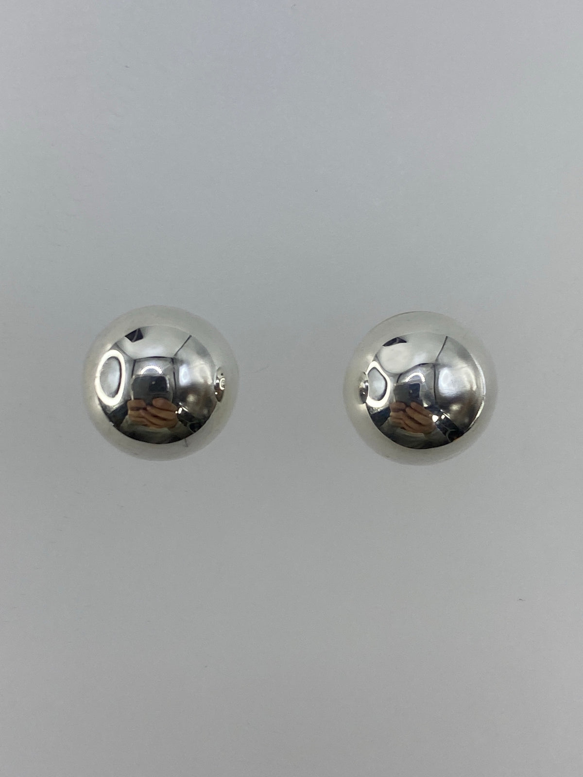 Par de aretes de plata esfera cartoneado Taxco 925, vista frontal