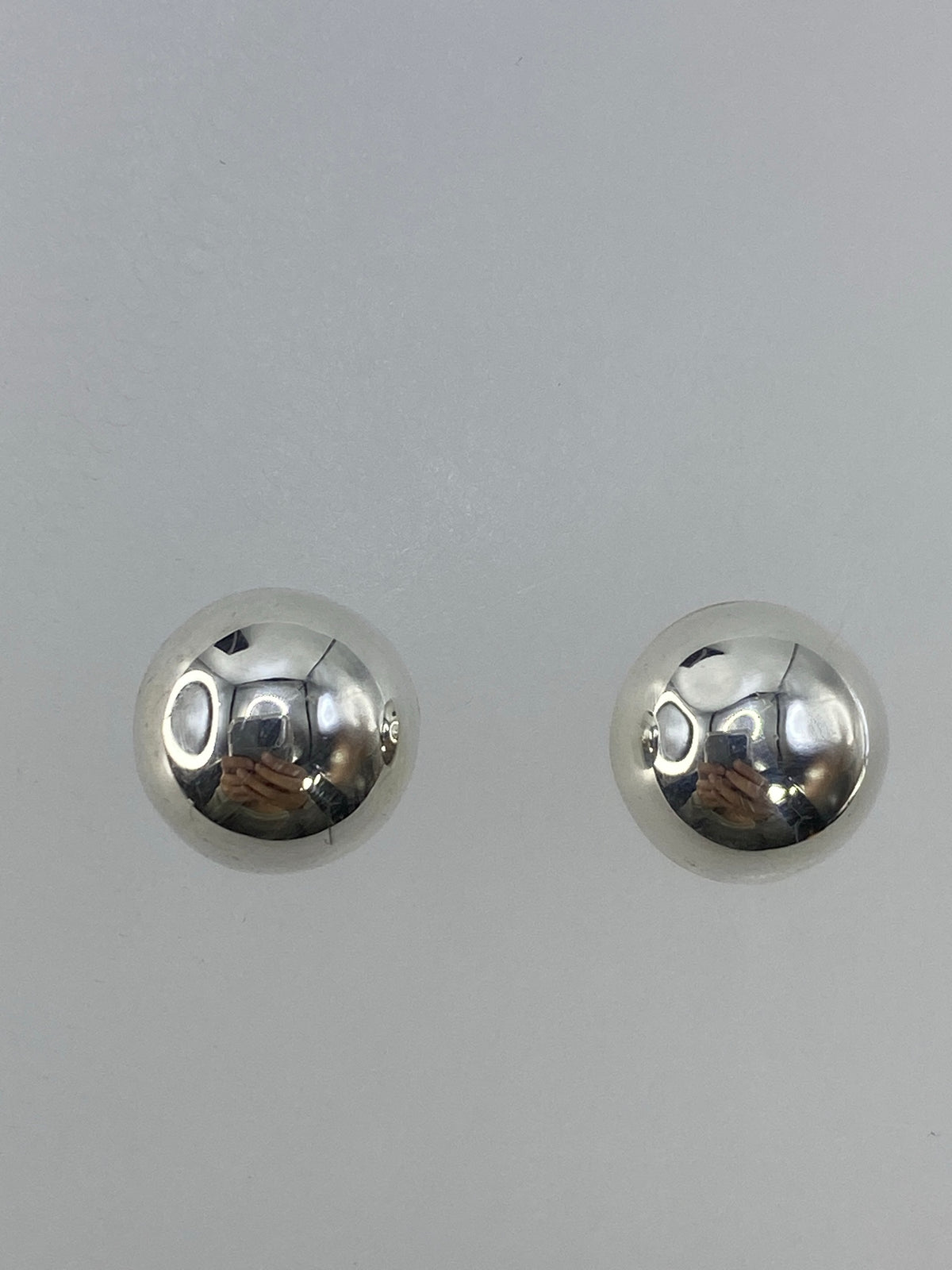 Arete individual de plata pulida 1.5 cm, detalle de la técnica de cartoneado