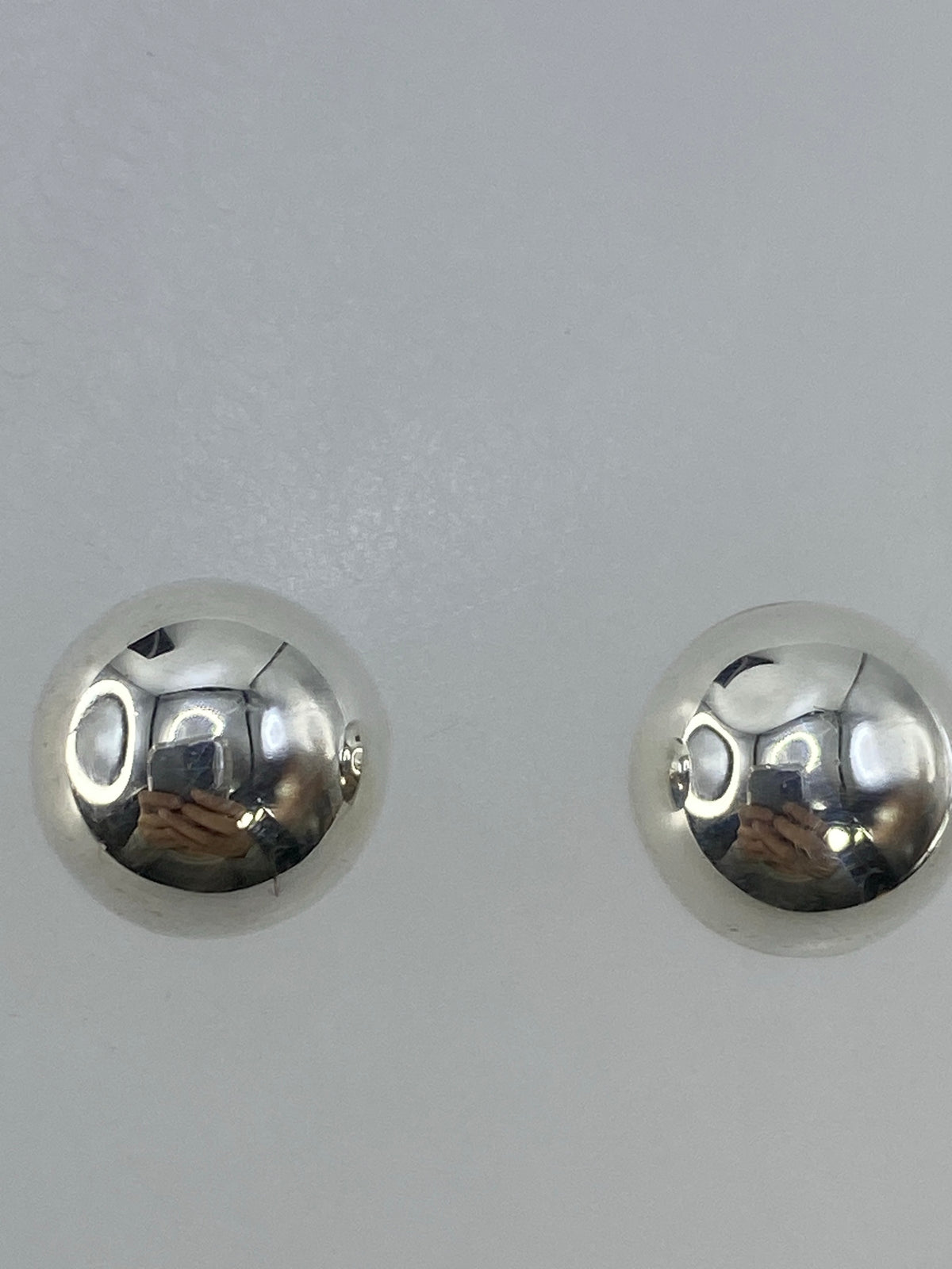 Aretes colocados sobre regla de centímetros para escala