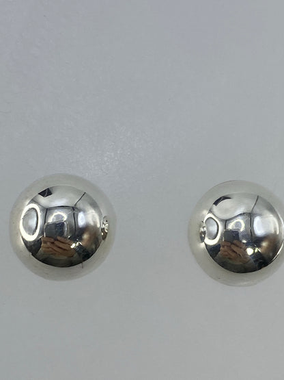Aretes colocados sobre regla de centímetros para escala