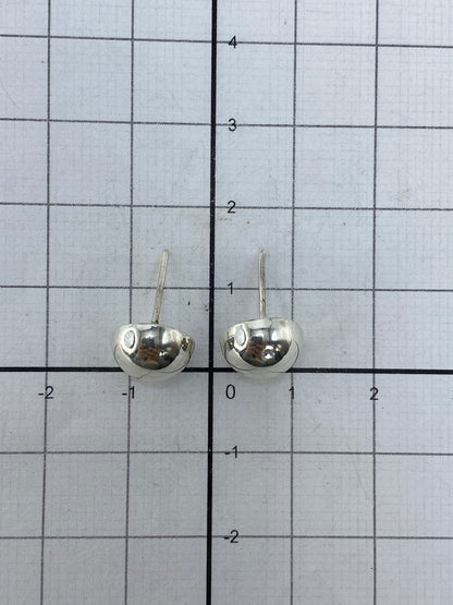 Reverso de los aretes mostrando el Quinto 925 y el poste