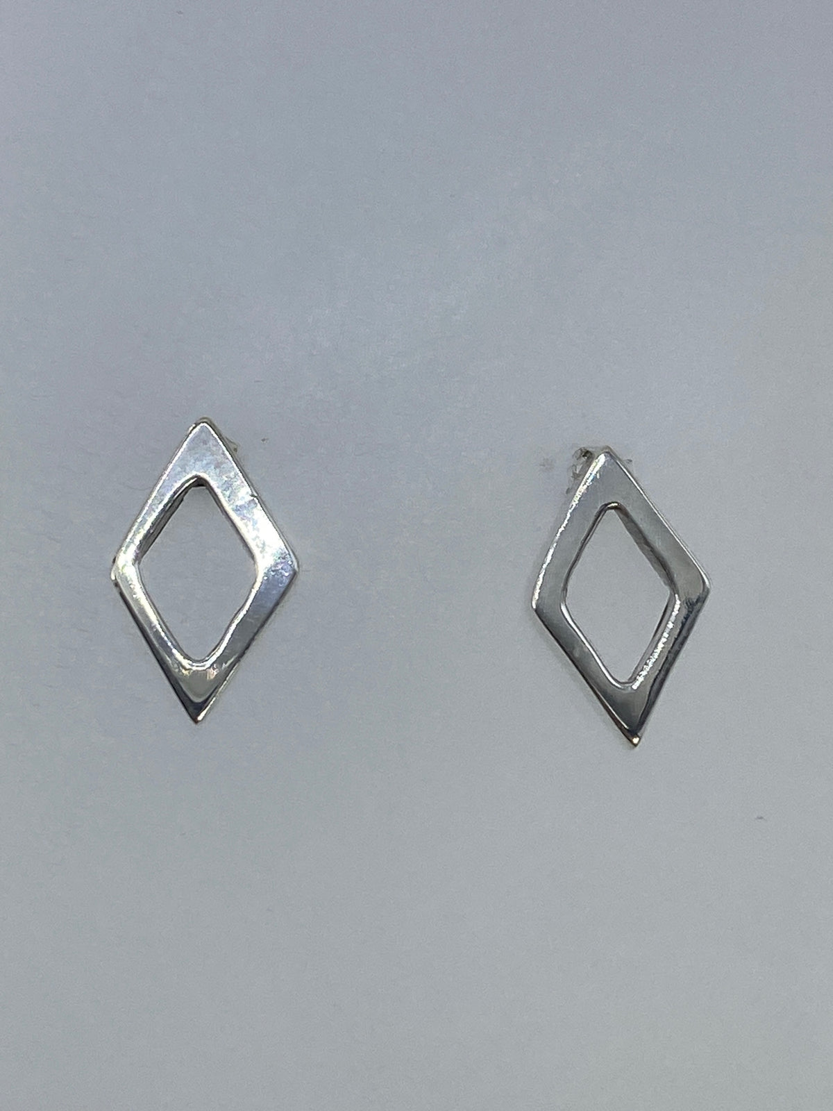 Aretes de plata en cartoneado con forma de diamante minimalista, par completo