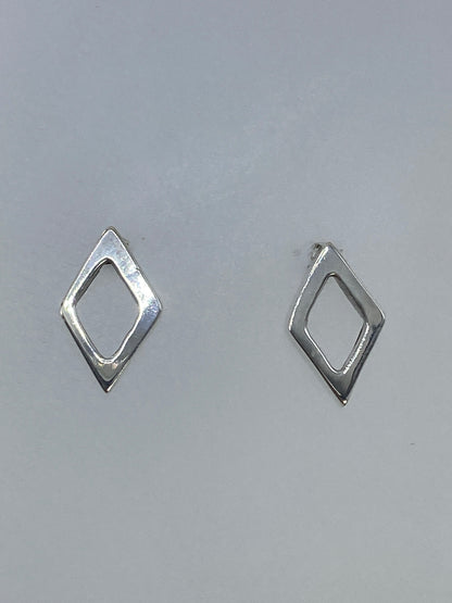 Aretes de plata en cartoneado con forma de diamante minimalista, par completo