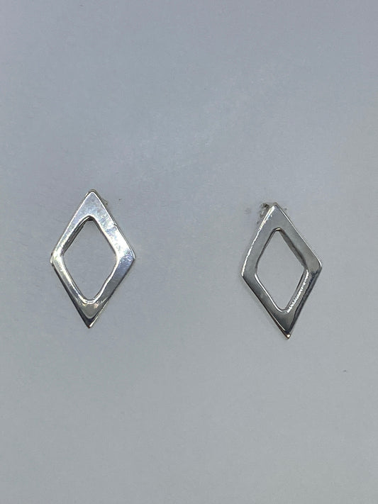 Aretes de plata en cartoneado con forma de diamante minimalista, par completo