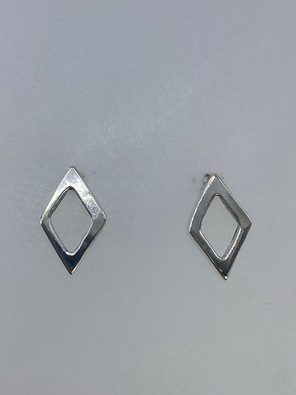 Detalle de un arete de cartoneado mostrando el volumen 3D de la técnica de Taxco