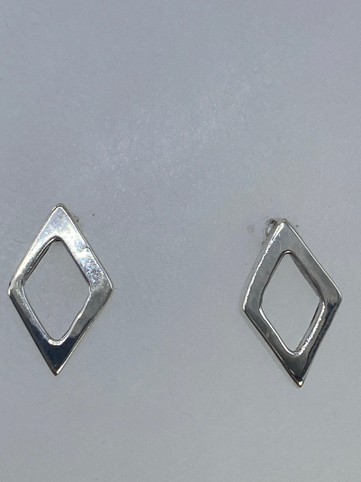 Aretes de plata 925 con cierre de poste y mariposa, vistos de frente